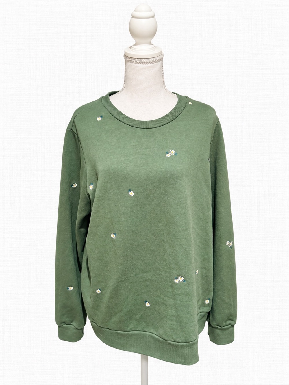 Women’s Large Sage Green Embroidered Daisy Floral Crewneck Sweatshirt